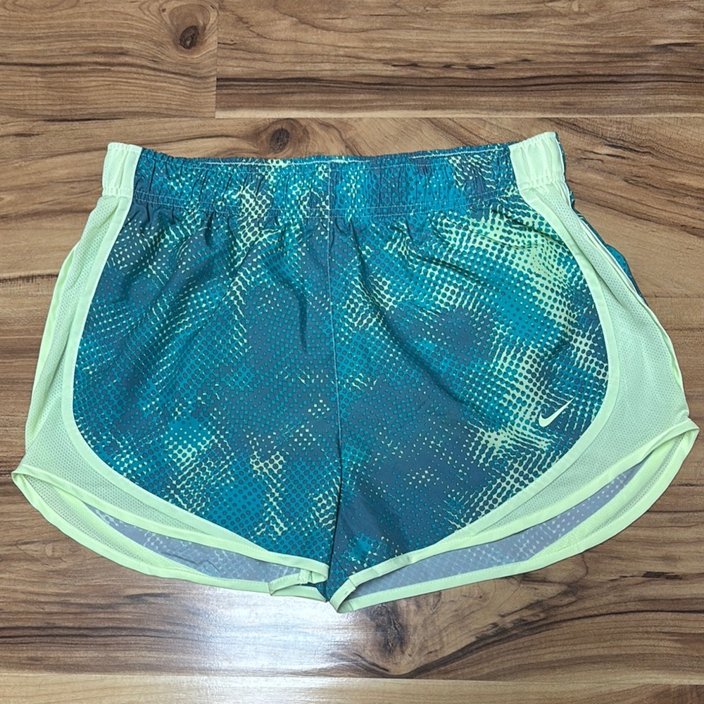 Nike Green Athletic Shorts Lightweight Breathable Design